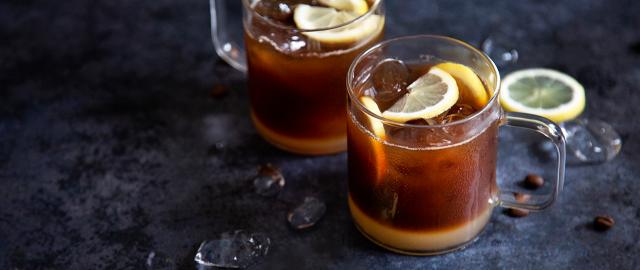 Kaffelemonade med citron lavet af kold restkaffe