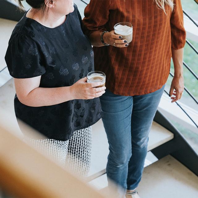 to kolleger drikker kaffe i kaffepausen