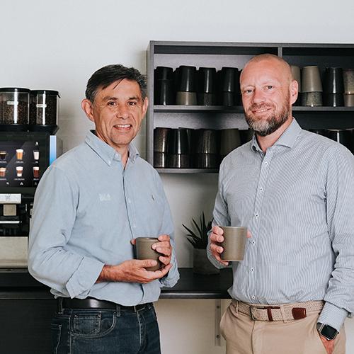 BKI konsulent og glad kunde drikker kaffe ved kaffeløsningen