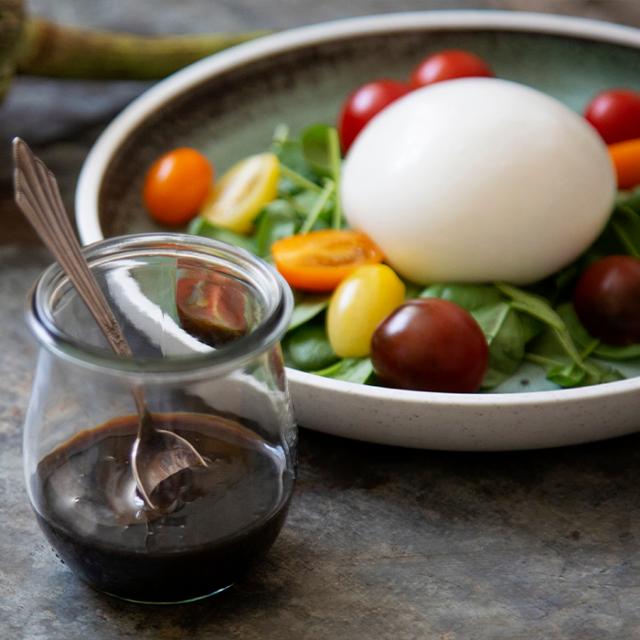 balsamicoglace med kaffe i glas klar til brug