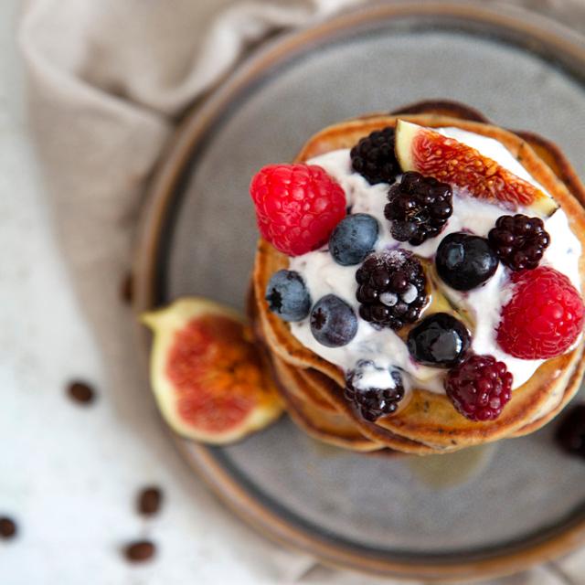 pandekager med ricottacreme og kaffe klar til at nydes