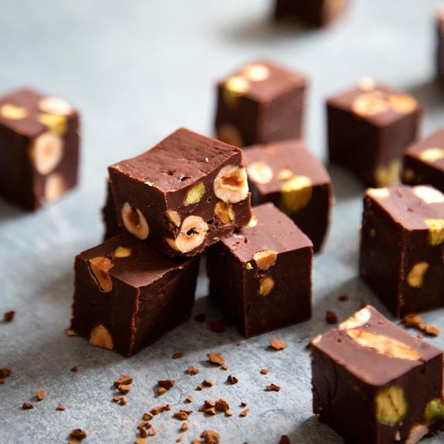 chokoladefudge med lækre nødder og smagfuld instant kaffe
