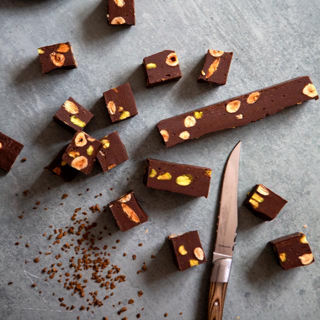 fudge skåret i firkanter med chokolade og instant kaffe fra BKI