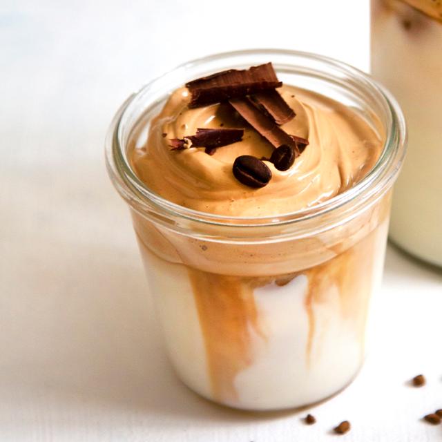 dalgona kaffe med chokolade på toppen 