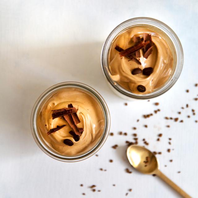 dalgona kaffe med chokolade på toppen 