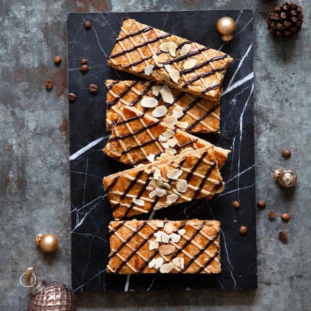 lækre julesnitter på fad toppet med kaffeglasur