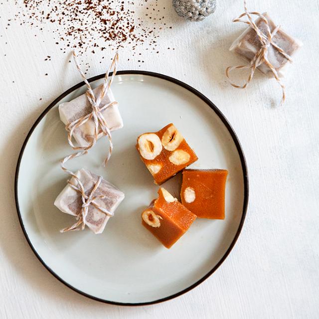 kaffekarameller med nødder pakket flot ind