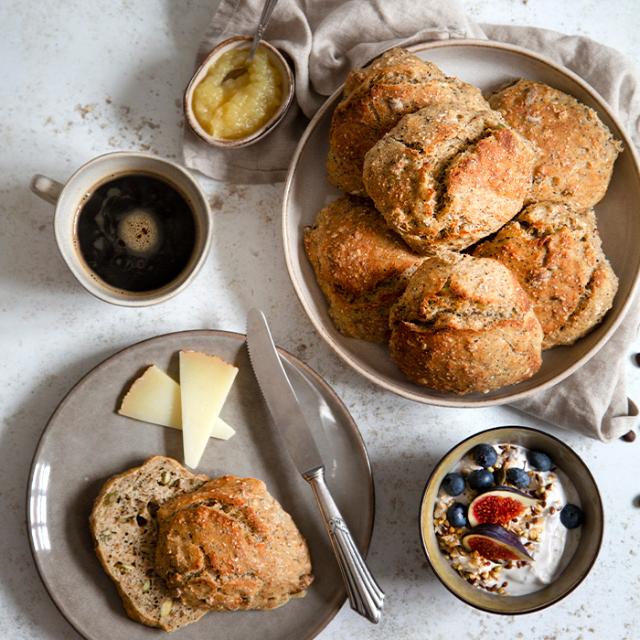 morgenbord med kaffe og kold hævede boller med kaffegrums