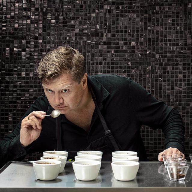 BKI kaffesmager sikrer kvaliteten ved at smage på mange kopper bki kaffe