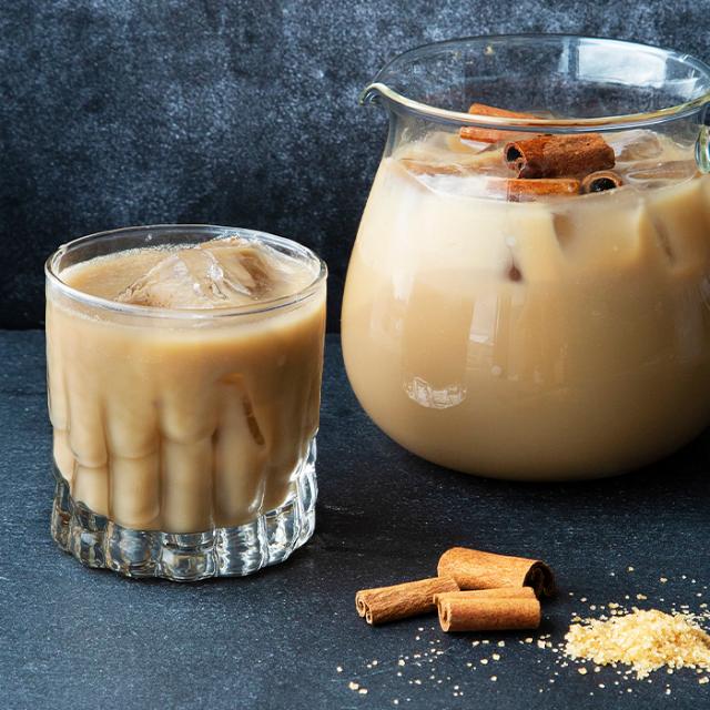 lækker chai latte med kanel stang på toppen