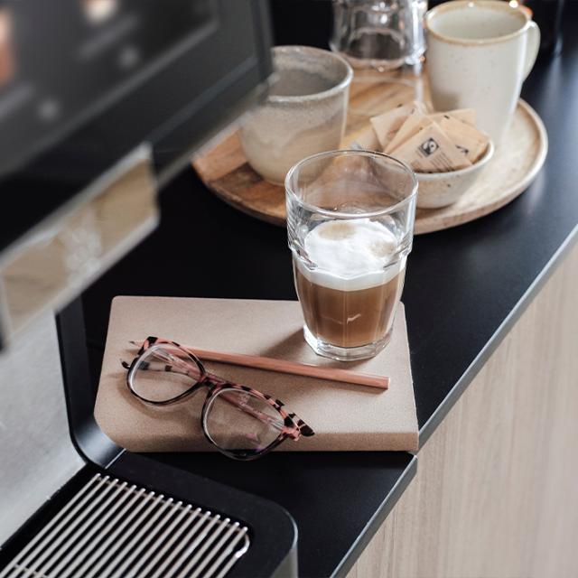 Kaffe fra kaffeautomat i en virksomhed