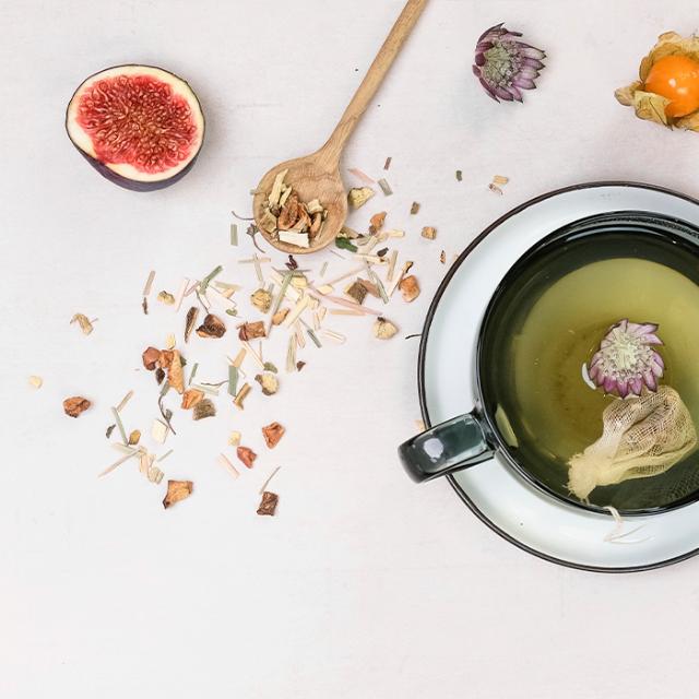 løsvægt te på bord ved tekop