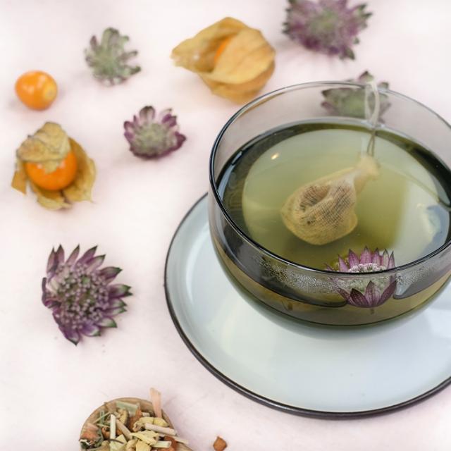 grøn te med tebrev og blomster