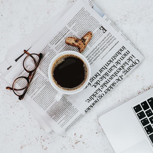 Kaffekop på avis i virksomheder og på kontorer