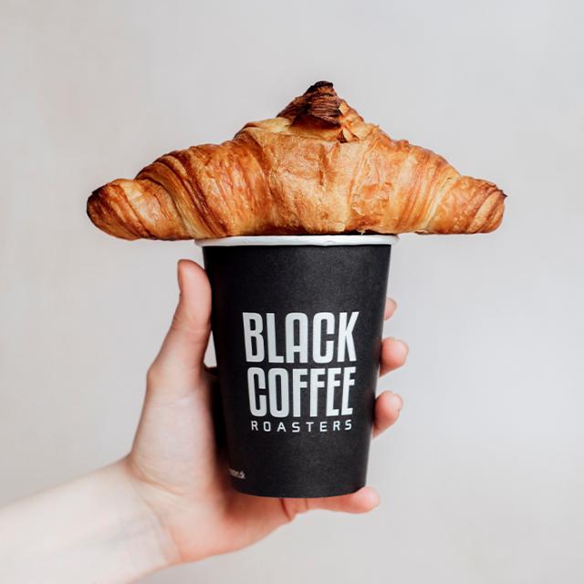 bæredygtig engangskop med croissant på toppen 