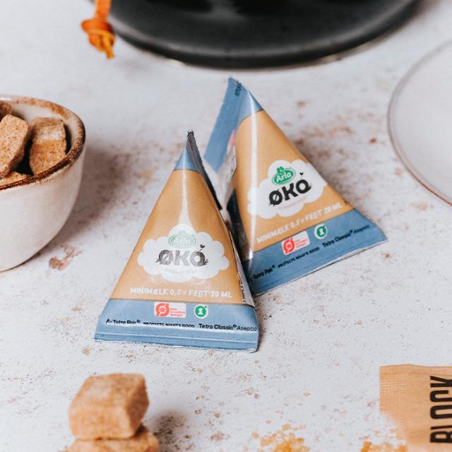 små mælke kartoner som tilbehør til kaffen 