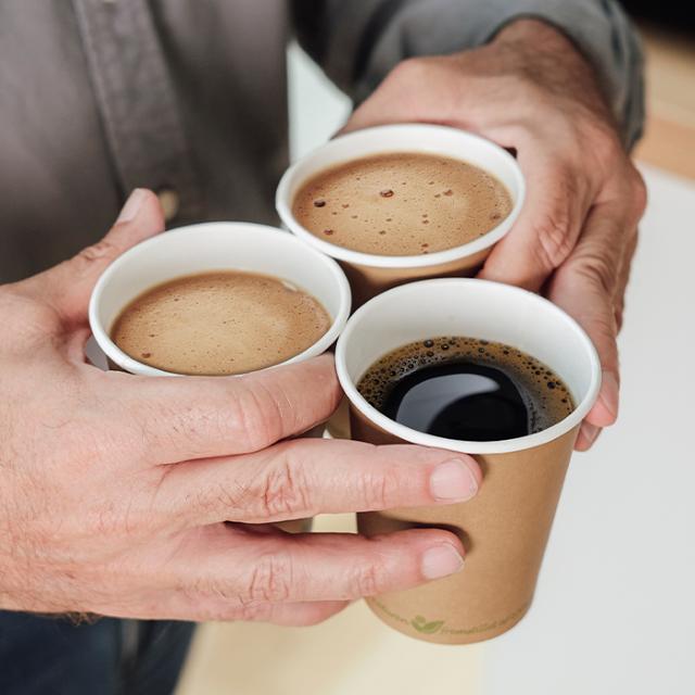 tre engangskopper med kaffe til farten 