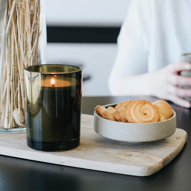 kvinde drikker kaffe fra wittenborg kaffemaskine