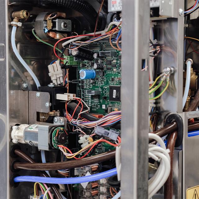 teknikskab med ledninger til serviceteam 