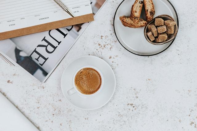 Kaffe på bord med kage tilbehør til kaffeløsningen til hotel og konference