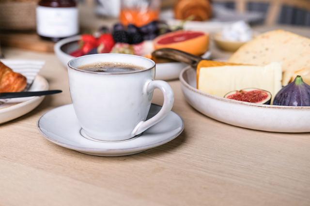 Kaffekop på morgenbordet i hoteller og konferencer 