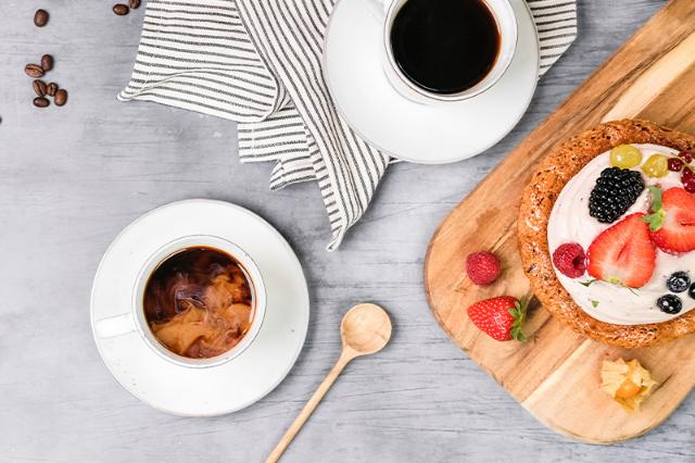 To kopper kaffe med kage tilbehør til restaurant og café