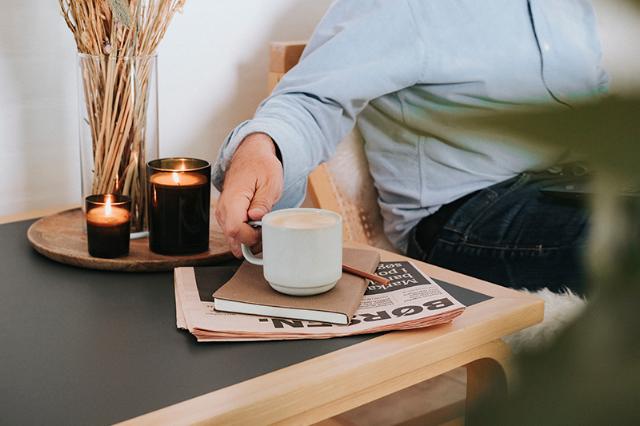 Mand holder pause og drikker kaffe fra wittenborg kaffemaskine