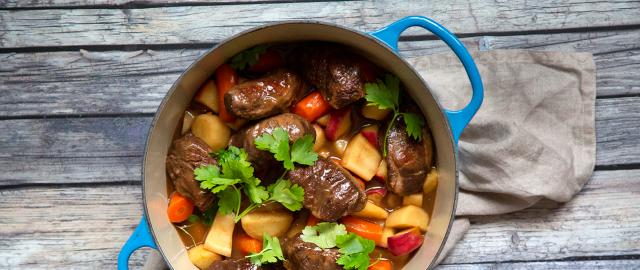 braiserede svinekæber i gryde krydret med hele kaffebønner