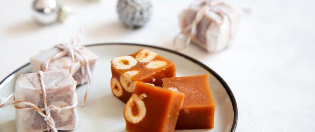 kaffekarameller med nødder flot pakket ind