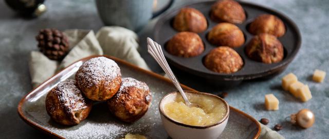 luksus æbleskiver med kaffe og marcipan og æblekompot