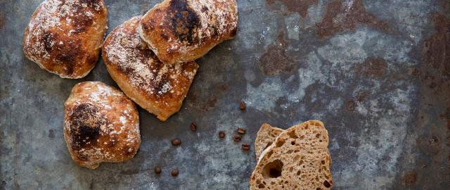 surdejsboller lavet med ølandshvede og kaffe