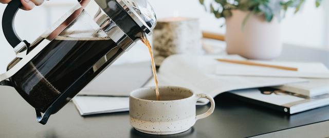 forkæl kollega med stempelkande kaffe