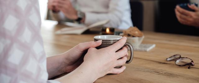 der bliver drukket kaffe til mødet 