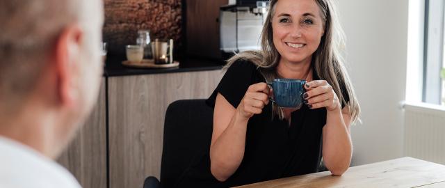 mand og kvinde drikker kaffe sammen og arbejdspladsen bliver bedre af kaffepauser